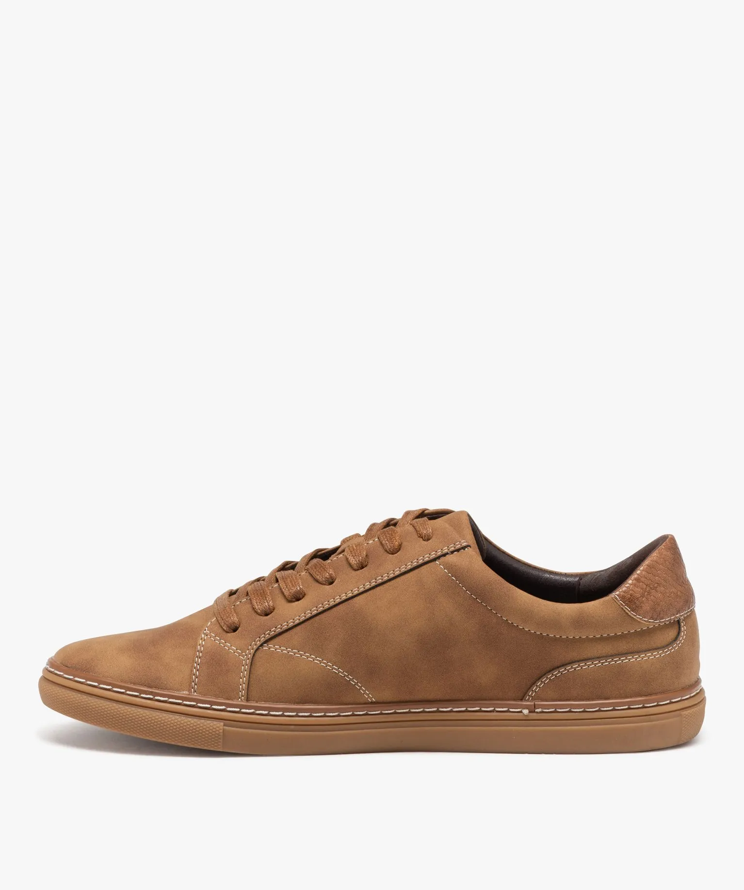 baskets homme unies en suedine avec surpiqures et a semelle fine marron vif baskets et tennis