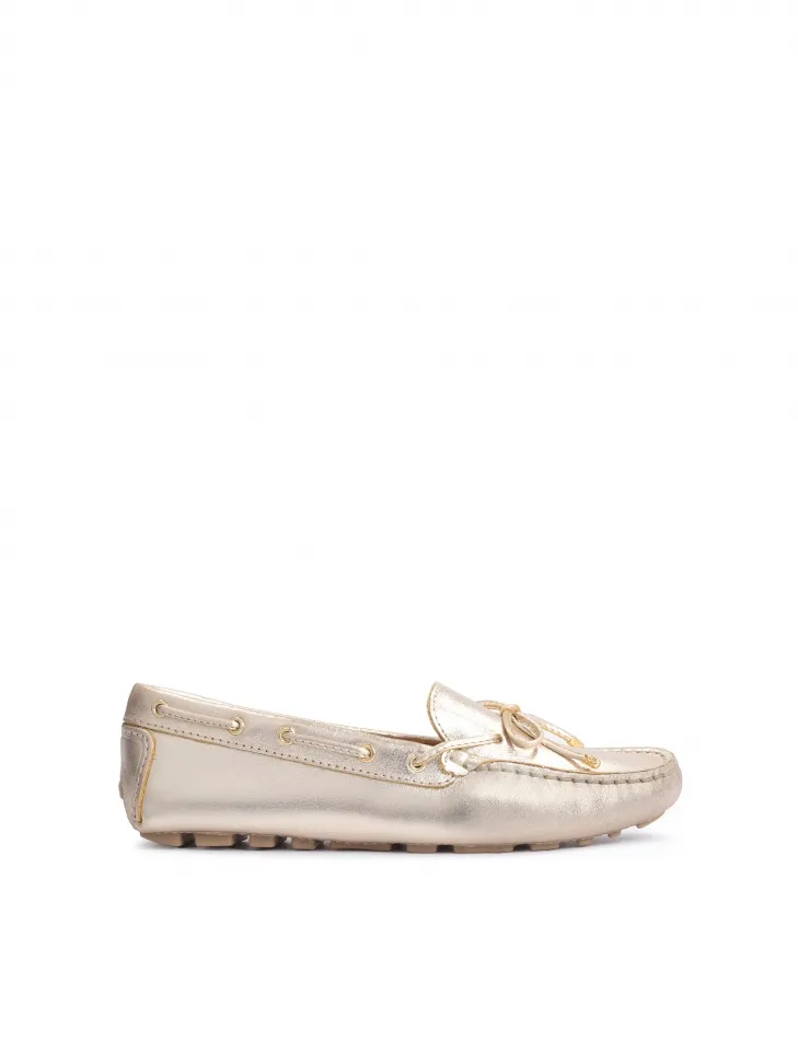 Mocassins en cuir doré pour dames sur une semelle confortable