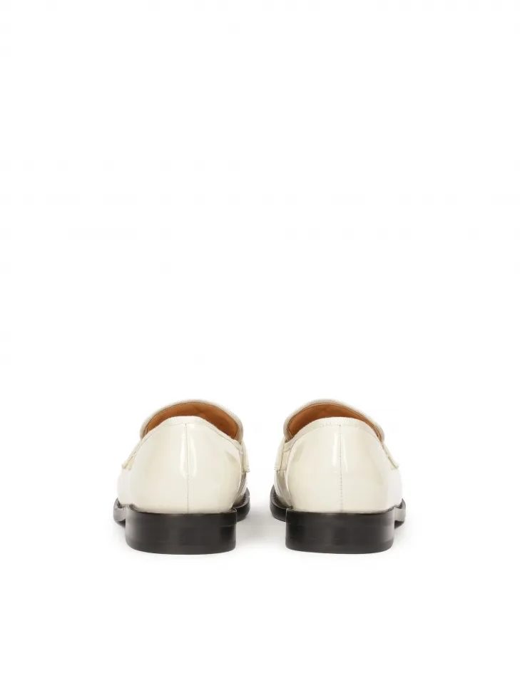 Mocassins en cuir verni matelassé