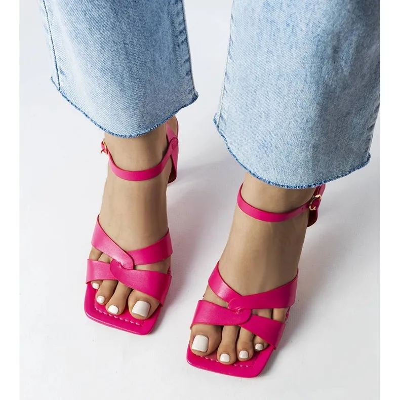 Sandales roses sur une épingle avec une sangle de Karolina